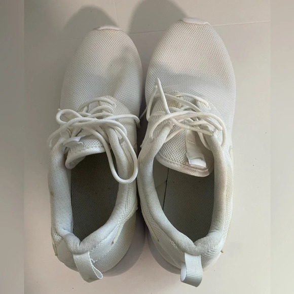 ✅️Nike  Women's Roshe Size 7Y - Triple White - Picture 8 of 14